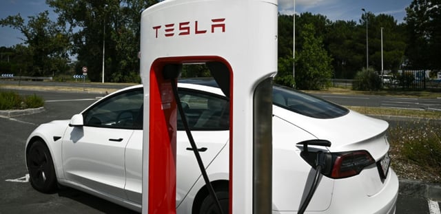 This photo taken on July 20, 2023 shows a Tesla Le Bureau français d’enquêtes sur les accidents (BEA-TT) a recommandé jeudi au constructeur américain Tesla de modifier son système de freinage d'urgence, après un accident mortel en 2021 à Paris causé par le conducteur d'une voiture de cette marque car charging station in Bordeaux, southwestern France.