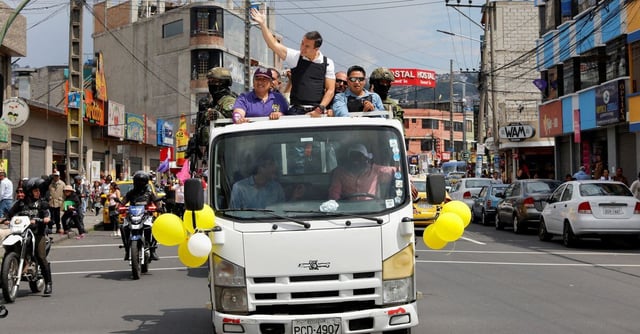 Ecuadorean presidential candidate Daniel Noboa greets his supporters from a back of a truck, on the day of his closing campaign, in Quito, Ecuador October 11, 2023. REUTERS/Karen Toro//File Photo