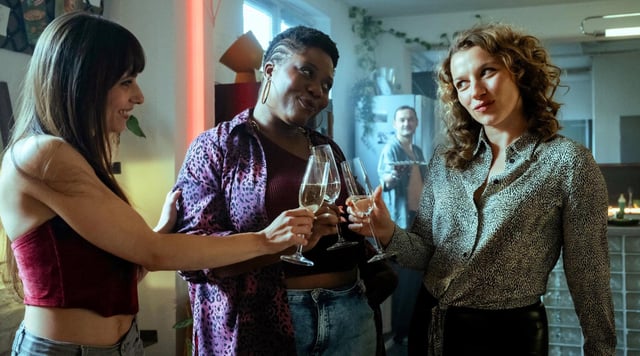 Szenenbild aus „Siebte Etage“: Tani Schiller (Maddy Forst, Mitte) mit ihren Kolleginnen Cosima Adam (Senita Huskić, links) und Jasmin Backes (Antonia Bill)