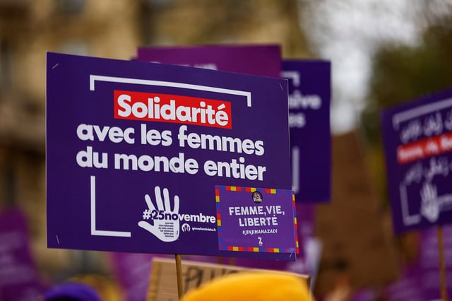 Des milliers de personnes ont manifesté samedi 23 novembre à Paris, avant la journée internationale pour l’élimination de la violence à l’égard des femmes.