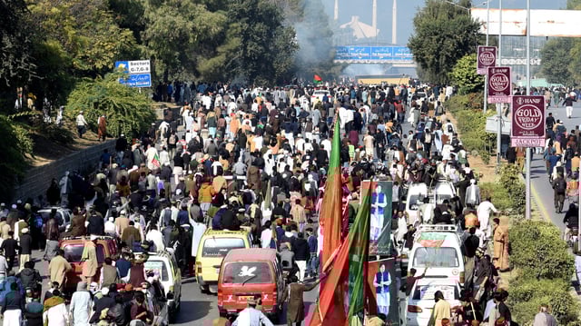 Des partisans de l’ancien premier ministre pakistanais Imran Khan et de son parti, le Pakistan Tehreek-e-Insaf (PTI), participent à une manifestation exigeant la libération de Khan, à Islamabad, le 26 novembre 2024.