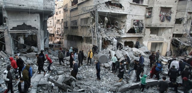 Des Palestiniens inspectent les dégâts après une frappe aérienne israélienne dans le camp de Nuseirat, dans le centre de Gaza, le 27 novembre 2024