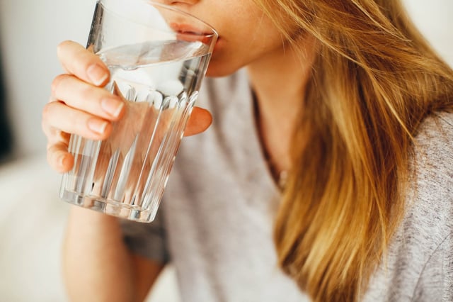 A woman drinking water (Photo from pexels.com)