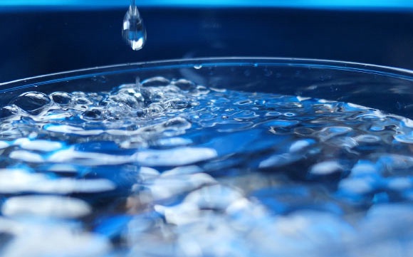 In the systematic review of 18 randomized clinical trials, interventions of increased water intake (or decreased intake in one study) were associated with statistically significant greater weight loss and fewer nephrolithiasis events; single studies suggested benefits related to migraine prevention, urinary tract infection, diabetes control, and hypotension but did not reach statistical significance. Image credit: Günter.