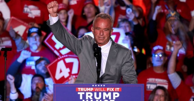 Robert F. Kennedy Jr. introduces Republican presidential nominee and former U.S. President Donald Trump during a campaign rally in Warren, Michigan, U.S. November 1, 2024. REUTERS/Rebecca Cook
