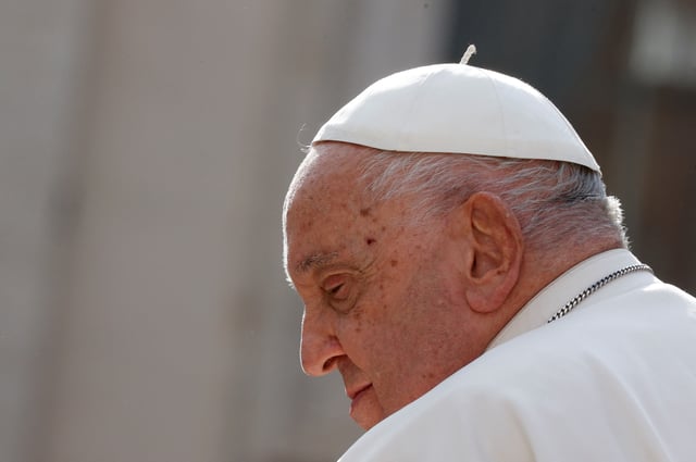Le pape François regarde, le jour de l'audience générale hebdomadaire sur la place Saint-Pierre, au Vatican le 27 novembre 2024. REUTERS/Ciro de Luca