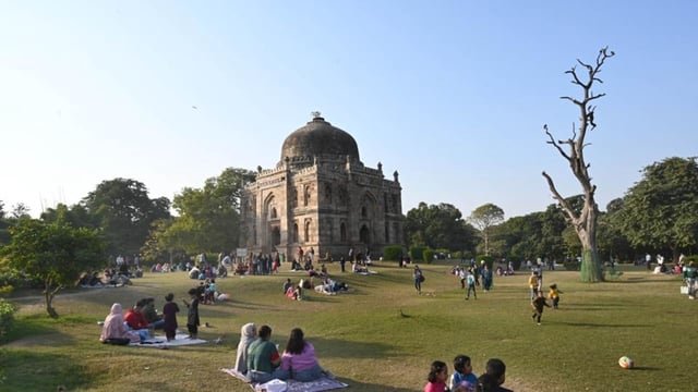 Residents visiting recreation spots in Delhi on Sunday afternoon. (Arvind Yadav/HT Photo)