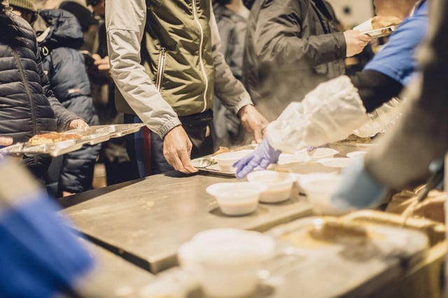 Lors d'une distribution alimentaire des Tables du Ramadan, à Saint-Denis le 11 mars 2024.