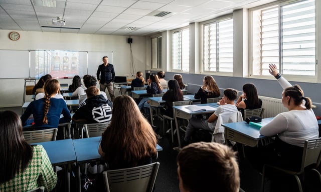 Le classement des élèves français en sciences est en-dessous de la moyenne internationale des pays de l’OCDE et de l’UE.
