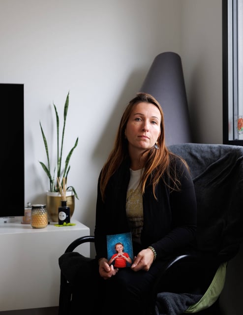 Laure Marivain avec le portrait de sa fille Emmy, décédée d'un cancer.