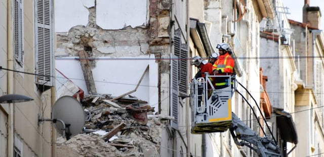 Des pompiers inspectent un bâtiment de la rue d'Aubagne, à Marseille, le 8 novembre 2018, après l'effondrement de deux immeubles