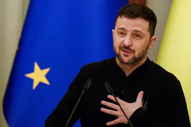 Volodymyr Zelenskiy lors d’une conférence de presse conjointe avec le président du Conseil européen Antonio Costa à Kiev, le 1er décembre 2024. 