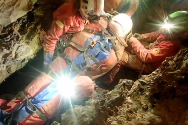 Das Standbild aus einem Video der Bergrettung zeigt Rettungskräfte der Bergrettung, die in der Höhle im Einsatz sind, um eine italienische Höhlenforscherin zu retten