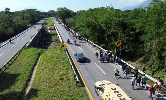 Des migrants marchent le long d’une route en direction de la frontière avec les États-Unis, près de Tres Picos, dans l’État du Chiapas, au Mexique, le 28 novembre 2024.