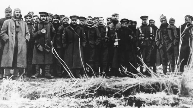 British and German troops held a truce on Christmas Day 1914