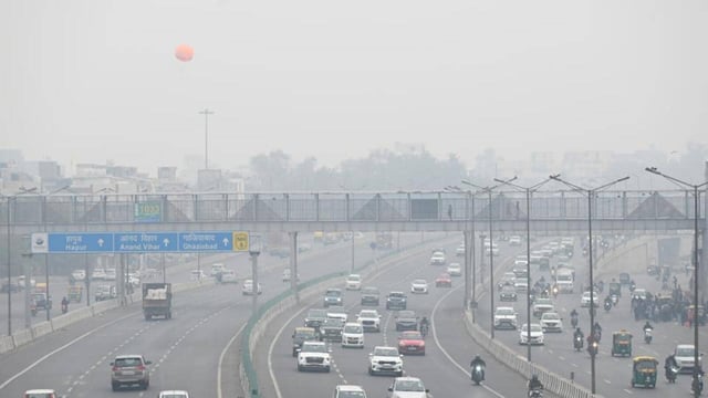 The AQI had been gradually declining through the day. (Sunil Ghosh/HT Photo)