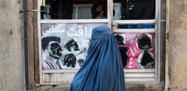 Une femme afghane vêtue d'une burqa à Kaboul, le 31 janvier 2024