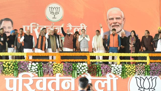 PM Narendra Modi with Union minister Manoharlal Khattar, Delhi BJP chief Virendra Sachdeva and other senior party leaders. (HT Photo)