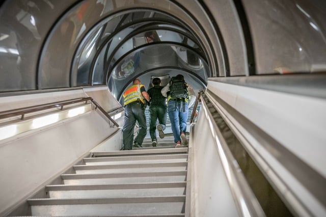 Migrant wird zur Abschiebung in ein Flugzeug gebracht