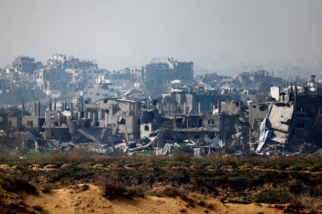 Des bâtiments sont en ruine dans le nord de Gaza, au milieu du conflit en cours entre Israël et le Hamas, comme vu depuis Israël, le 13 janvier 2025.