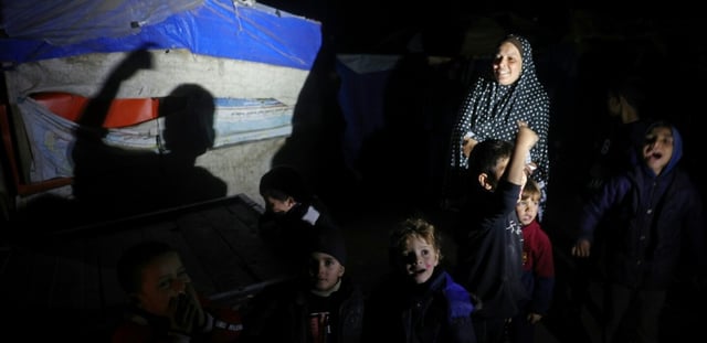 Des Palestiniens célèbrent à Deir el-Balah dans le centre de la bande de Gaza l'annonce d'un cessez-le-feu entre Israël et le Hamas, le 15 janvier 2025