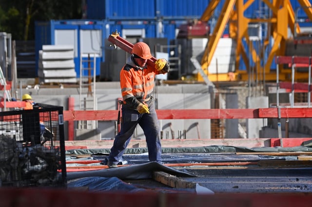 Bauarbeiter auf einer Grossbaustelle in Muenchen, Baugebiet, Eigentumswohnungen, Bauarbeiter,Wohnbloecke, Baustoffe,Grossbaustelle,Rohbau, Baubranche,Neubau,Eigentumswohnungen Gewerbeimmobilie,Gebaeude,Immobilie,Neubau,Miete, Bauboom,Bauflaute,Mietshaus,bauen,Bau,Baugewerbe,Immobilie,Baukosten,Bauzinsen. Immobilien,Baugewerbe,Baustelle. ?