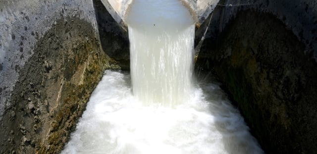 De l'eau se déverse dans des canaux près de Salon-de-Provence, le 23 juin 2023