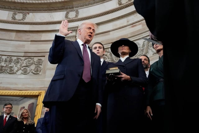 Donald Trump, en compagnie de sa femme, Melania, et de ses enfants, prête serment sur la bible héritée de sa mère ce lundi 20 janvier à Washington DC.