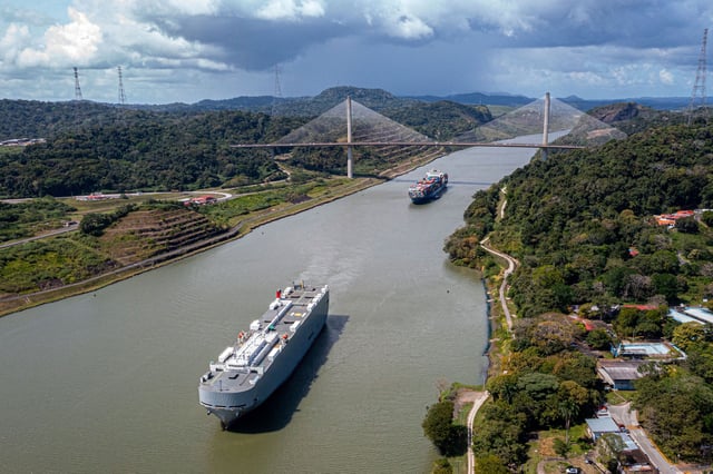 Aerial view of Panama canal in the area of Pedro Miguel locks, in Panama City on December 13, 2022. - Every time a ship crosses the Miraflores Lock, the Panama Canal's most famous gate, 200 million liters of fresh water are discharged into the sea. This operation was repeated more than 14,000 times during 2022 in this strategic passageway linking the world's two largest oceans, whose main source of energy to move ships is rainwater.
