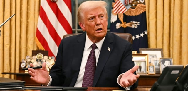 Le président américain Donald Trump s'adresse à des journalistes au sujet de TikTok alors qu'il signe des décrets dans le bureau ovale de la Maison-Blanche, le 20 janvier 2025 à Washington