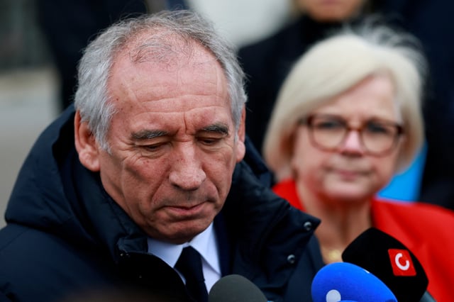 François Bayrou aux côtés de la ministre du Travail et de la Santé, Catherine Vautrin, devant le ministère du Travail à Paris, le 17 janvier 2025.