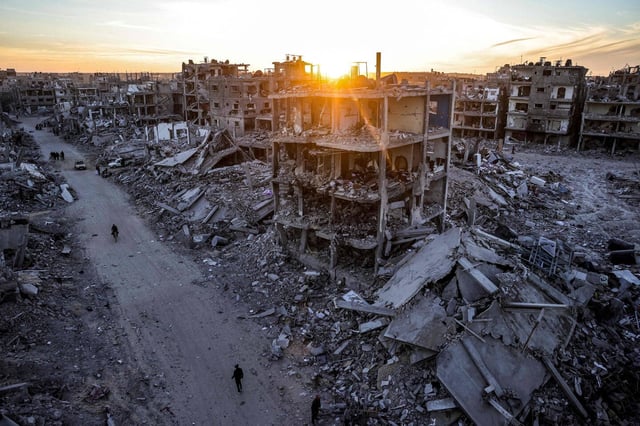 Après un accord de cessez-le-feu conclu la veille entre Israël et le Hamas, des Palestiniens reviennent à Rafah, dans le sud de la bande de Gaza, le 20 janvier 2025.