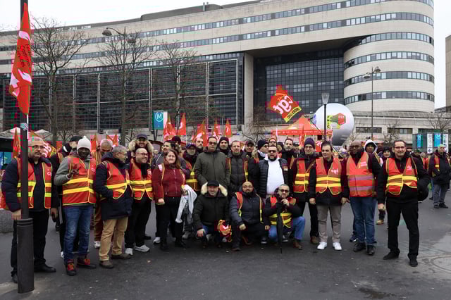 Les manifestants ont coloré du rouge de leurs drapeaux le parvis en face du ministère.