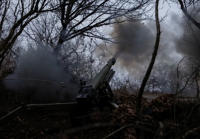 Un obusier tire vers des troupes russes dans la région de Kharkiv, en Ukraine, le 3 janvier 2025.