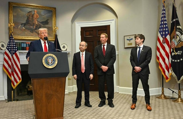 Le président américain Donald Trump, Masayoshi Son (PDG de SoftBank), Larry Ellison (PDG d'Oracle) et Sam Altman (directeur général d'OpenAI, à la Maison Blanche le 21 janvier 2025.