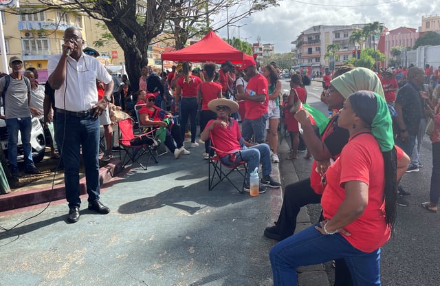 Des manifestants se rassemblent lors du procès de l’activiste Rodrigue Petitot.