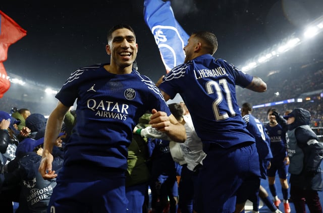 Hakimi et Hernandez fêtent la victoire du Paris SG contre Manchester City mercredi soir au Parc des Princes.