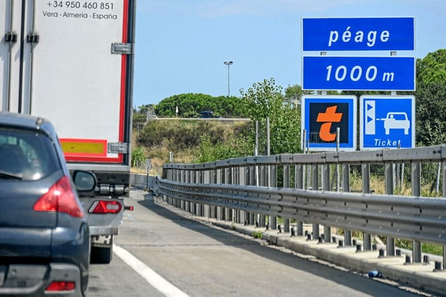 Le Code de la route interdit l'usage de son téléphone pour payer au péage, le véhicule étant toujours en état de circulation (photo d'illustration).
