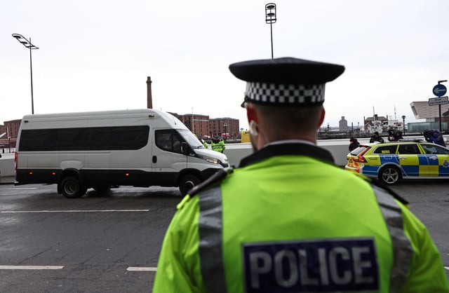 Un fourgon pénitentiaire escorté par la police arrive au palais de justice Queen Elizabeth II à Liverpool, dans le nord-ouest de l’Angleterre, ce jeudi 23 janvier. Un juge britannique doit prononcer la sentence d’Axel Rudakubana qui a assassiné trois jeunes filles l’année dernière.