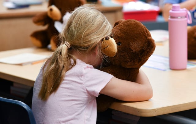 Une enfant déplacée par les incendies de Los Angeles intègre sa nouvelle école.