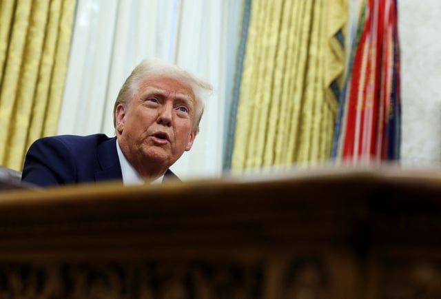 Donald Trump dans le bureau ovale de la Maison-Blanche, alors qu’il signe des décrets exécutifs, à Washington, États-Unis, le 23 janvier 2025.