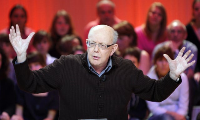 Jean-François Kahn assiste à l'émission « le grand journal » de Canal +, animée par Michel Denisot, le 21 février 2008 à Paris