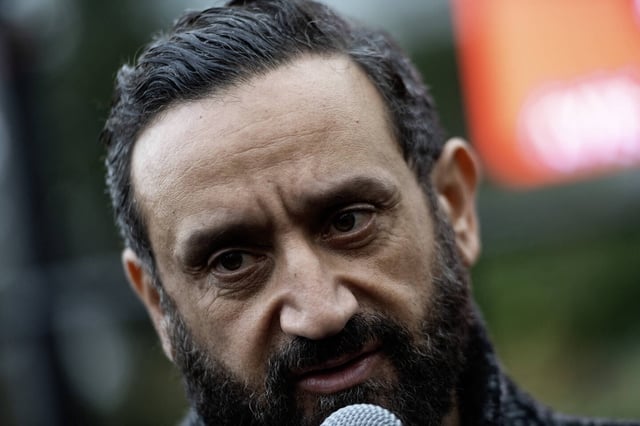 Cyril Hanouna devant l'Arcom (Paris) le 18 décembre.