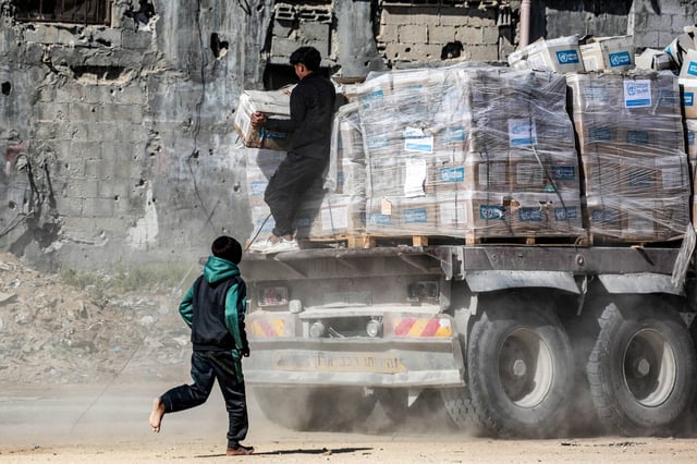 Un camion de l'Unrwa apportant de l'aide humanitaire à Gaza, arrive à al-Shoka, à l'est de Rafah, le 21 janvier.