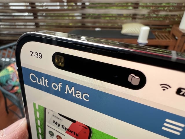 iPhone 14 Pro's Dynamic Island showing HomePod speakers