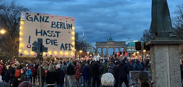 "Ganz Berlin hasst die AfD" steht auf einem Plakat, dass bei der Demonstration gegen Rechts vor dem Brandenburger Tor zu sehen ist.
