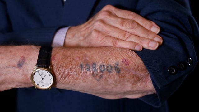 Shmuel Blumenfeld (ici photographié en 2019) porte sur le bras le numéro 108006 qui lui a été tatoué à Auschwitz.
