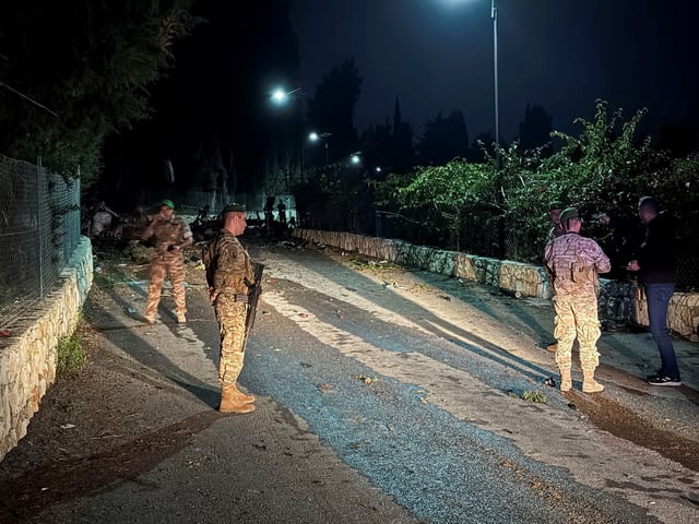 Des membres de l’armée libanaise montent la garde sur le site d’une frappe israélienne à Tayr Debba, dans le sud du Liban, le 10 janvier 2025.
