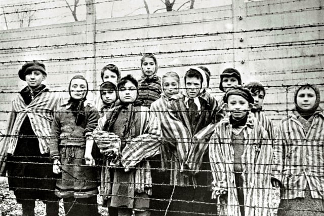 Des enfants survivants d'Auschwitz.
