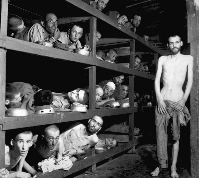Les déportés de la baraque 56 du camp de concentration de Buchenwald en Allemagne photographiés par le soldat H. Miller le 16 avril 1945 au moment de la libération du camp par les Alliés (sur la couchette du milieu, le 7e à partir de la gauche serait Elie Wiesel).